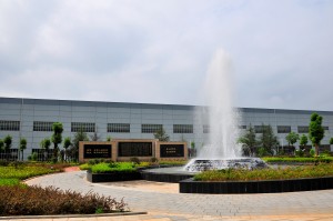 長沙電機廠-位于公司辦公區的綠化廣場，中間位噴泉