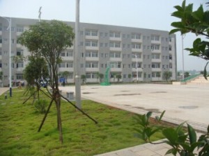 長沙電機廠有限公司-員工宿舍，前面是籃球場